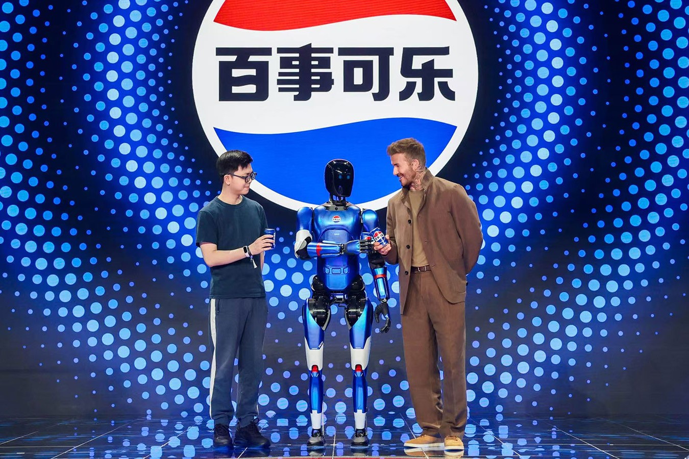 智元機(jī)器人攜手百事中國(guó)共創(chuàng)“百事藍(lán)寶” 共燃渴望新...